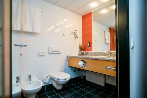 Combined shower/tub, free toiletries, hair dryer, bathrobes