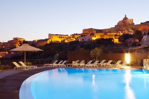 Seasonal outdoor pool, pool umbrellas, sun loungers