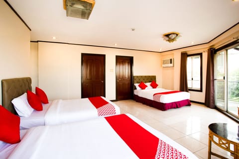 Premier Family Room | Desk, free WiFi, bed sheets