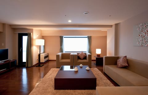 Penthouse, 4 bedrooms | Living area | 32-inch LCD TV with digital channels