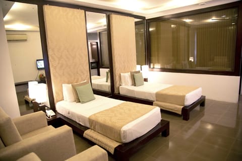 Deluxe Triple Room | Bathroom | Hair dryer, slippers, bidet, towels