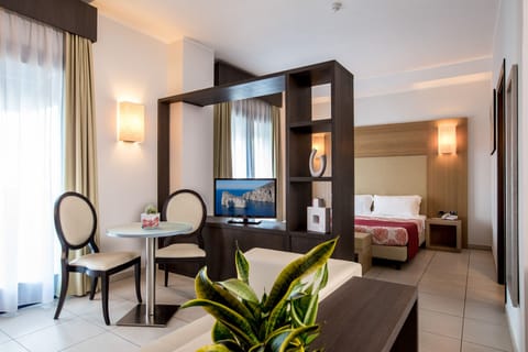 Junior Suite | Minibar, in-room safe, desk, laptop workspace