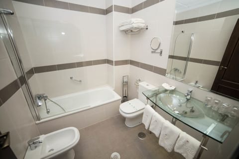 Quadruple Room | Bathroom | Hair dryer, bidet, towels