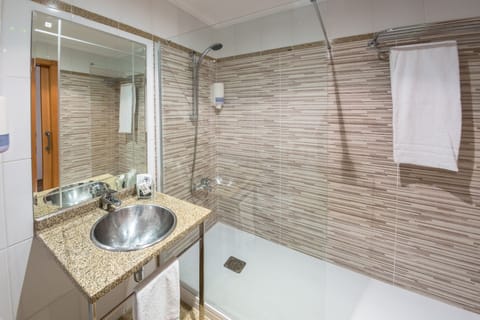 Double Room, Pet Friendly | Bathroom | Free toiletries, hair dryer, bidet, towels