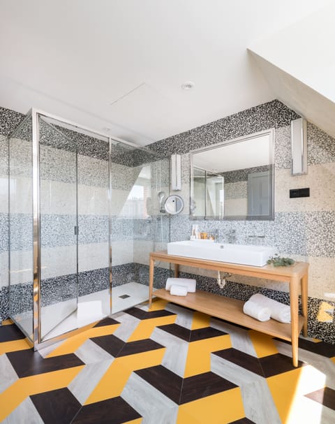 Suite Room | Bathroom | Bathtub, deep soaking tub, free toiletries, hair dryer