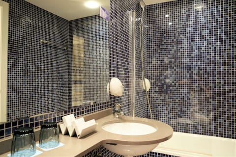 Deep soaking tub, free toiletries, hair dryer, towels