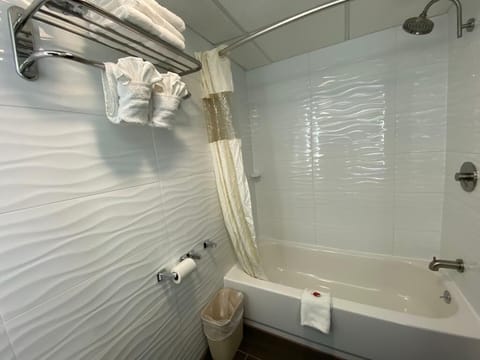 Combined shower/tub, designer toiletries, hair dryer, towels