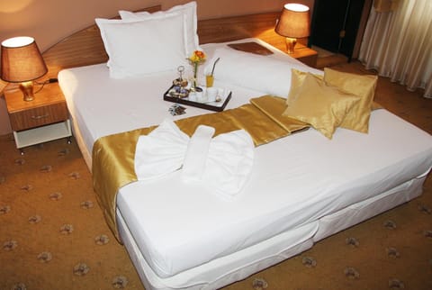 Egyptian cotton sheets, premium bedding, minibar, individually decorated