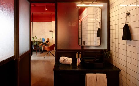 Dave Red King Suite | Bathroom | Shower, free toiletries, hair dryer, bathrobes