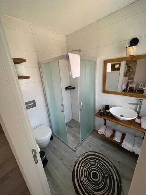 Deluxe Room, Private Garden | Bathroom | Shower, towels