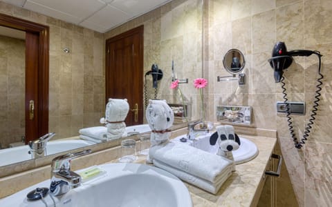 Junior Suite | Bathroom | Combined shower/tub, eco-friendly toiletries, hair dryer, bidet