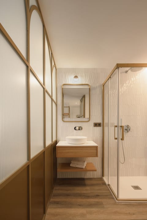 Combined shower/tub, free toiletries, hair dryer, slippers