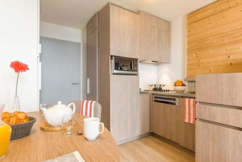 Appartement 4 personnes - 1 chambre - Balcon - Vue montagne | Private kitchen | Fridge, microwave, stovetop, dishwasher