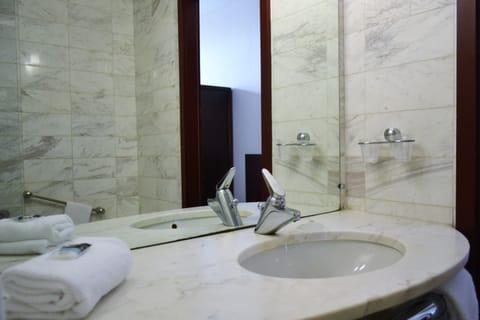 Classic Room, 1 Double Bed | Bathroom | Combined shower/tub, eco-friendly toiletries, hair dryer, towels