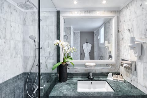 Family Suite | Bathroom | Free toiletries, hair dryer, bathrobes, towels