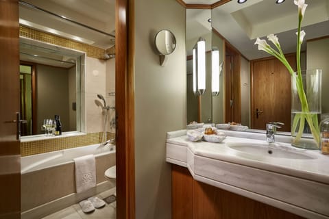 Executive Suite Park | Bathroom | Rainfall showerhead, free toiletries, hair dryer, bathrobes