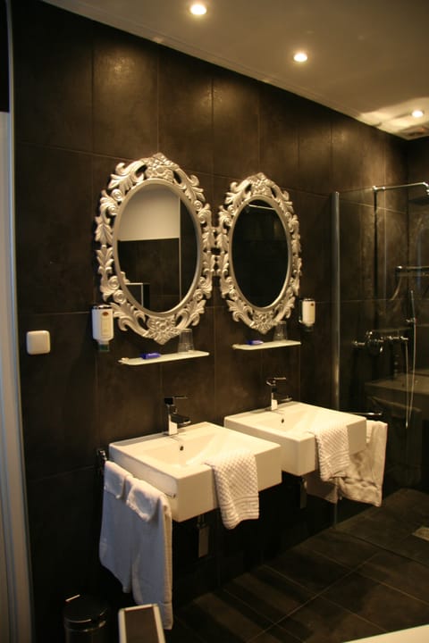 Honeymoon Suite | Bathroom | Shower, free toiletries, hair dryer, towels