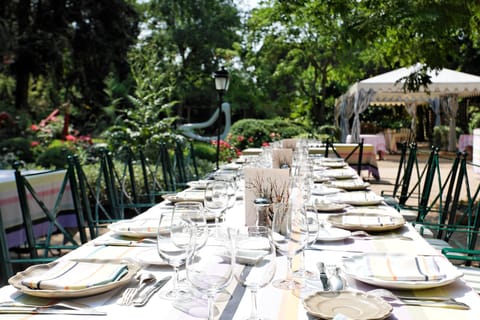 Breakfast, lunch, dinner served; French cuisine, garden views 