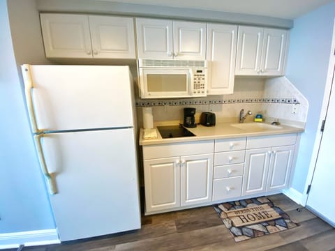 Deluxe Studio, 2 Queen Beds, Ocean View | Private kitchen | Fridge, microwave, stovetop, cookware/dishes/utensils