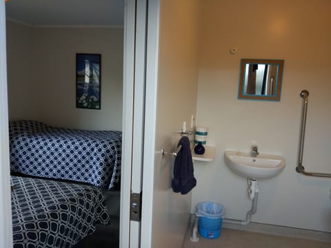 Queen Ensuite Room | In-room safe, individually decorated, individually furnished, free WiFi