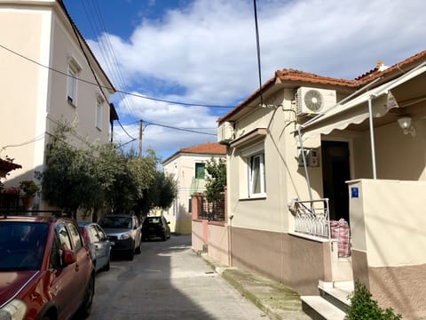 The calm and local neighborhood! Free parking in front of the Bungalow!