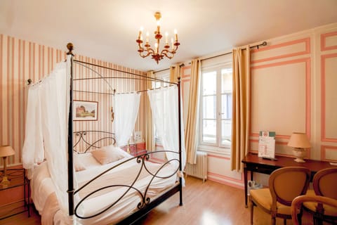 Superior Double Room, 1 Queen Bed (Charme, Hôtel) | Desk, free WiFi, bed sheets
