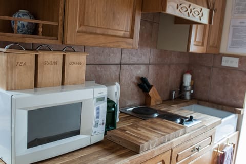 Cottage | Private kitchen | Fridge, microwave, stovetop, electric kettle