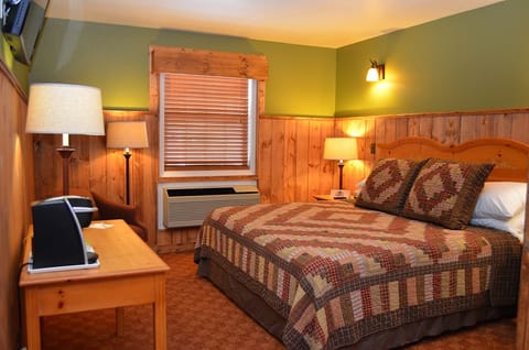 Standard Room, 1 King Bed | Iron/ironing board, rollaway beds, free WiFi, alarm clocks