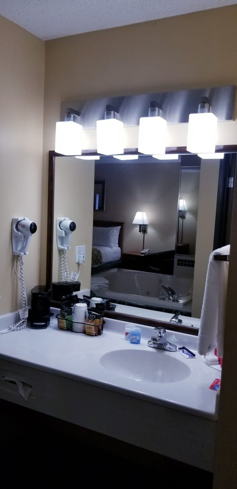 Suite, 1 King Bed | Bathroom | Combined shower/tub, free toiletries, hair dryer, towels