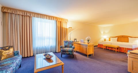 Junior Twin Room | Premium bedding, in-room safe, desk, blackout drapes