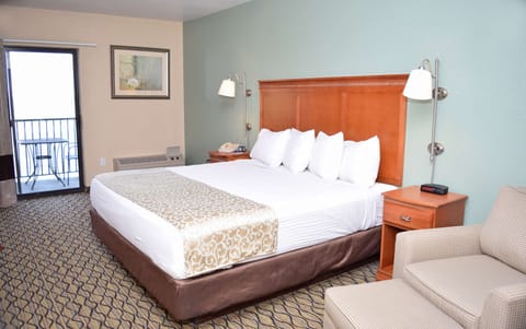 King Bed Lakefront Balcony | In-room safe, desk, iron/ironing board, free WiFi