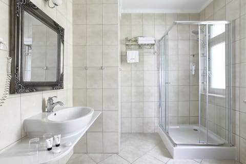 Classic Double or Twin Room | Bathroom | Shower, free toiletries, hair dryer, slippers