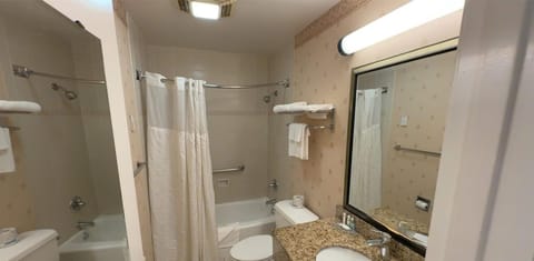 Combined shower/tub, free toiletries, hair dryer, towels