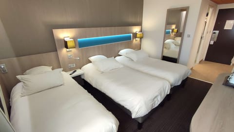 Standard Room, 3 Twin Beds, Non Smoking | Premium bedding, pillowtop beds, minibar, in-room safe