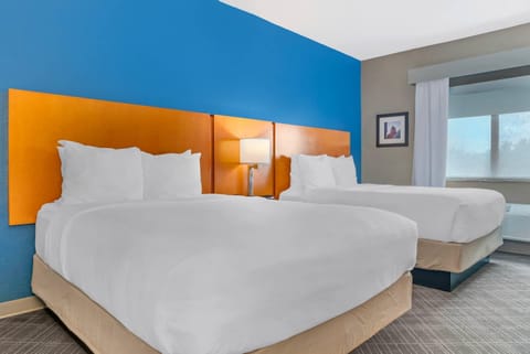 Deluxe Suite, Multiple Beds, Non Smoking (Upgrade) | Iron/ironing board, free cribs/infant beds, free rollaway beds