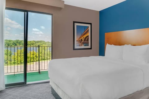 Deluxe Suite, Multiple Beds, Non Smoking (Upgrade) | Iron/ironing board, free cribs/infant beds, free rollaway beds