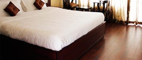 Superior Room | Desk, bed sheets