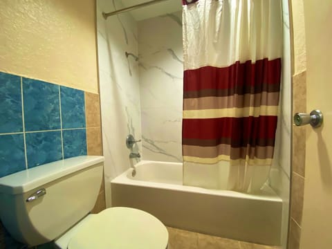 Combined shower/tub, free toiletries, towels