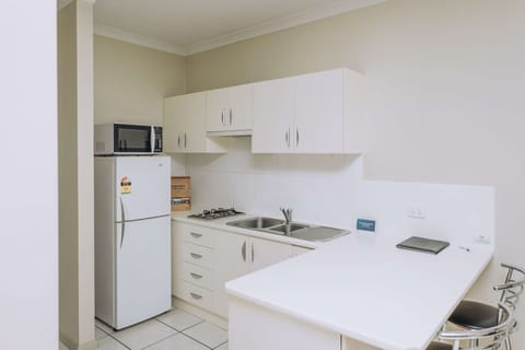 Standard Apartment, 2 Twin Beds, Non Smoking | Private kitchenette | Fridge, coffee/tea maker, electric kettle