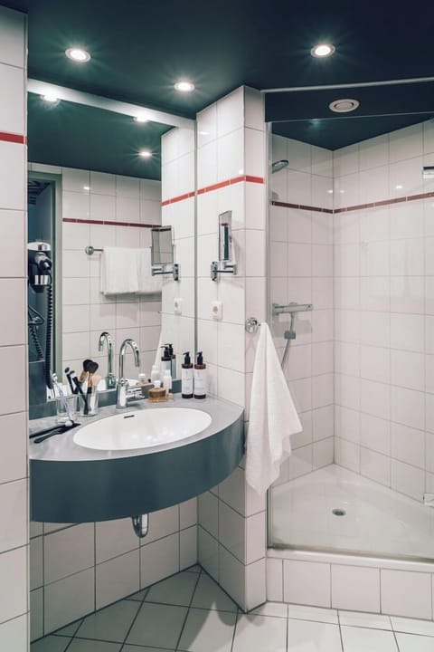 Single Room | Bathroom | Shower, eco-friendly toiletries, hair dryer, towels