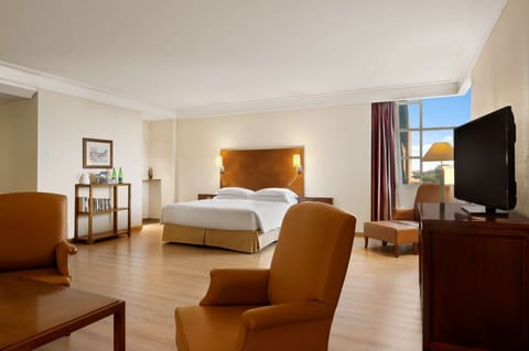 Executive Room, 1 King Bed (Plus) | Premium bedding, minibar, in-room safe, desk