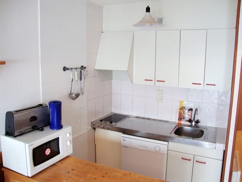 Studio (for 3/5 people) | Private kitchen | Full-size fridge, microwave, coffee/tea maker, electric kettle