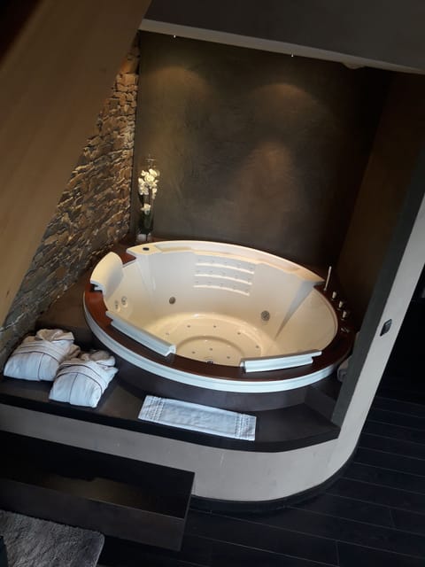 Suite | Private spa tub