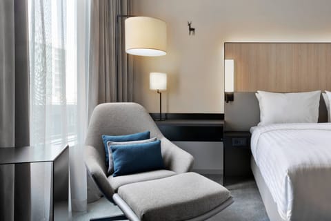 Room, 1 Queen Bed | Premium bedding, minibar, in-room safe, desk