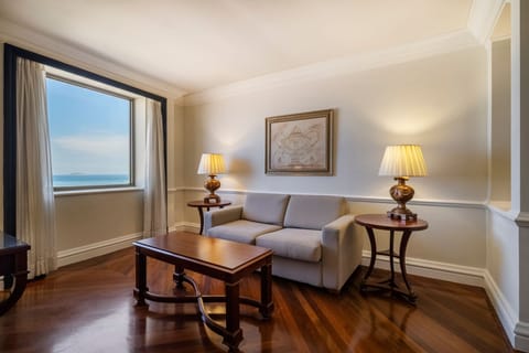 Executive Suite, 1 King Bed with Sofa bed, Ocean View | Minibar, in-room safe, desk, laptop workspace