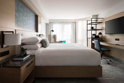 Deluxe Room, 1 Queen Bed, Non Smoking | Premium bedding, down comforters, pillowtop beds, in-room safe