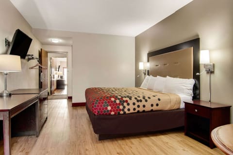 Room, 1 King Bed, Non Smoking, Partial Lake View (2-Person Whirlpool) | Desk, rollaway beds, free WiFi, bed sheets
