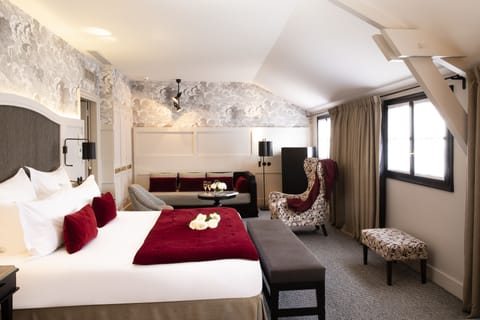 Junior Suite | Hypo-allergenic bedding, minibar, in-room safe, desk