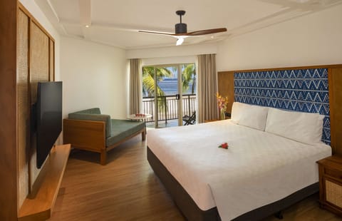 Premium Room, 1 King Bed, Ocean View | Hypo-allergenic bedding, minibar, in-room safe, desk