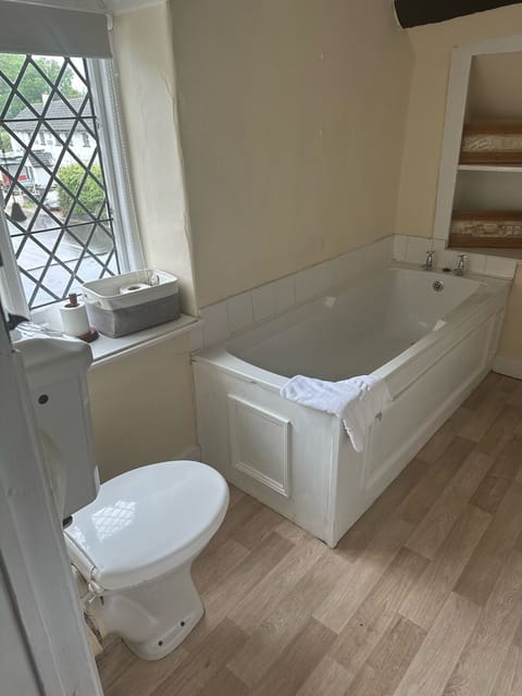 Basic Double Room, Ensuite | Bathroom